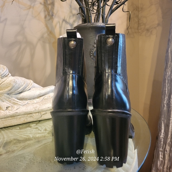 Vince Camuto Womens Aresse Black Chelsea Boots Size 7.5 - Picture 4 of 11